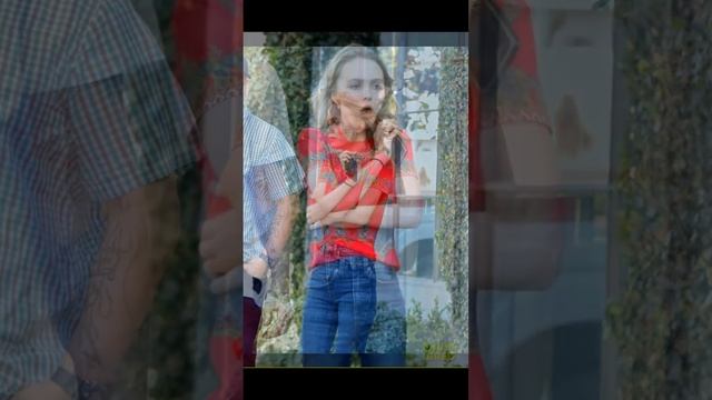 Lily-Rose Depp Reveals the Weirdest Thing Her Parents Have Done смотреть онлайн