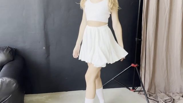 Сексуальная девушка в прозрачной юбке