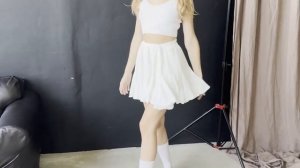 Сексуальная девушка в прозрачной юбке