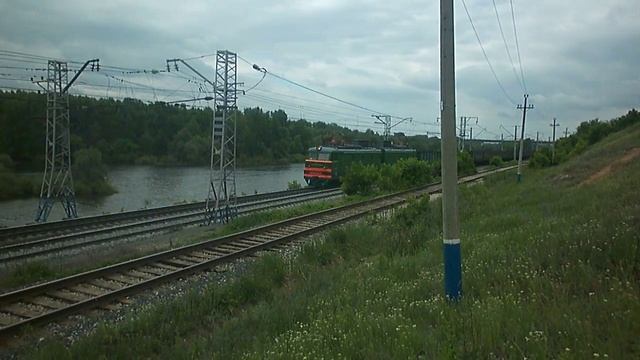 Электровоз ВЛ10У-617 с грузовым поездом смотреть онлайн