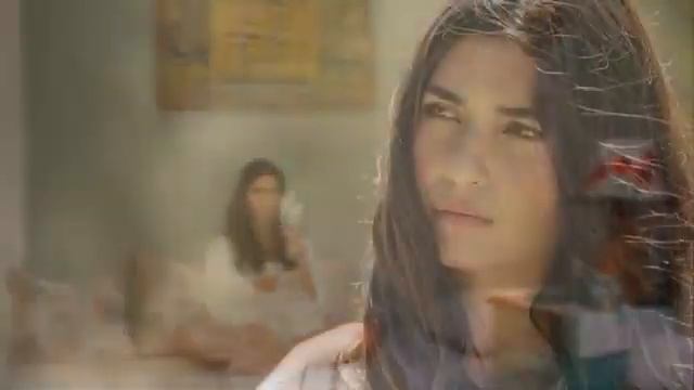 ¡Las poses de Tuba Büyüküstün para la revista se convirtieron en un acontecimiento! смотреть онлайн