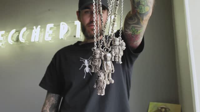 Стильные украшения Bearbrick от Procuda! Почему их носят самые модные? смотреть онлайн