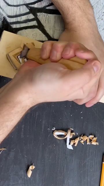 Резьба магнита Гео стихии #woodenheroes #резьбаподереву #carving #крафт #геншин смотреть онлайн