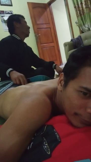 Lagi di urut guys... Badan pada sakit semua.. Klo buat duduk sakit... смотреть онлайн