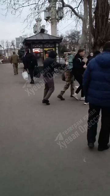 На одесском вокзале людоловы зеленского поймали ещё одного парня смотреть онлайн