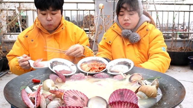 SUB] 가리비 백골뱅이 원먹이 까먹는 조개찜 먹방+칼국수 조개탕 먹방 바지막 칼국수 백골뱅이탕 Korean Clams Scallops Soup Mukbang смотреть онлайн