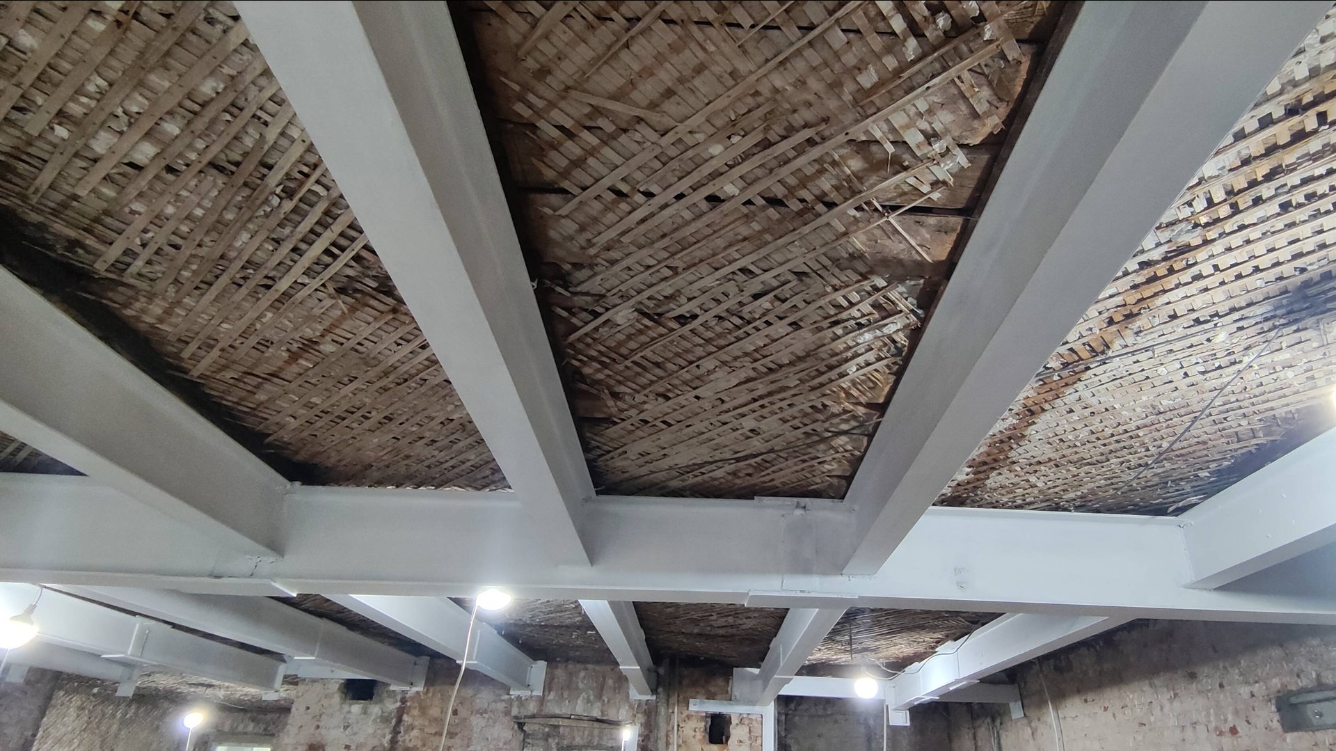 Новое перекрытие под потолком, страхуемся от сгнивших балок верхней коммуналки. Март 2025 смотреть онлайн