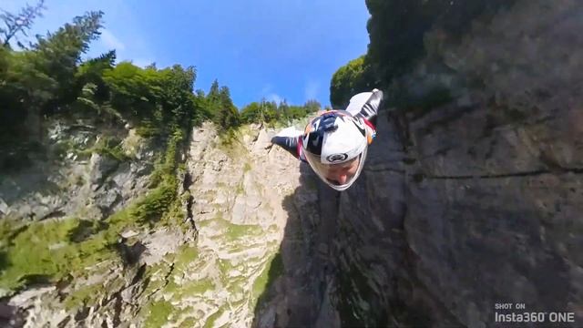Insta360 Awards - Wingsuiting Through a Crack смотреть онлайн