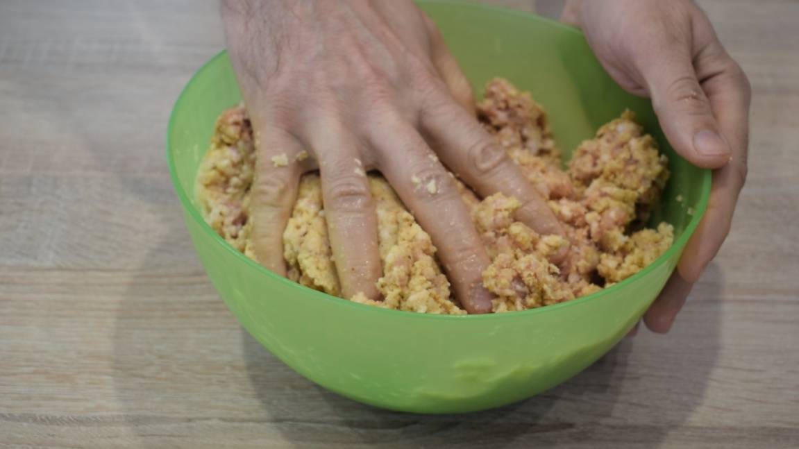 Перемешайте фарш с яблоком! Век живи - век учись! Долго искал этот рецепт и наконец-то нашёл смотреть онлайн