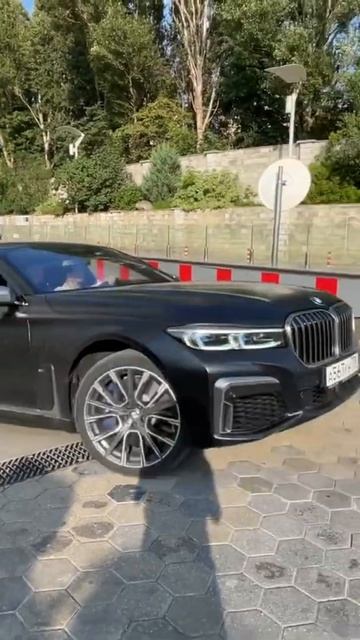 BMW M760Li W V12 6 6 BiTurbo #car #cars #shorts смотреть онлайн