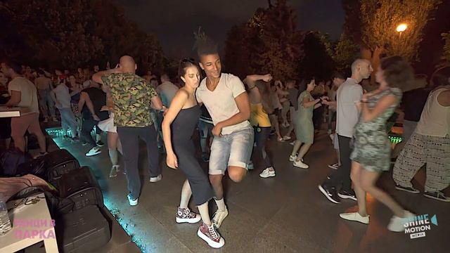 Amadou Sy & Victoria Dimitrova - Salsa Social Dance | Dancing in the park смотреть онлайн