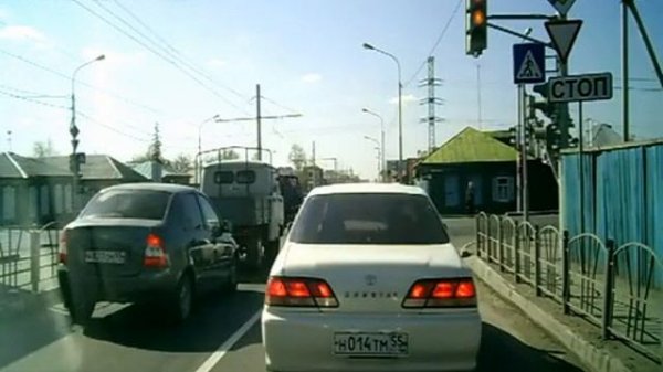 Вылетели через лобовую.