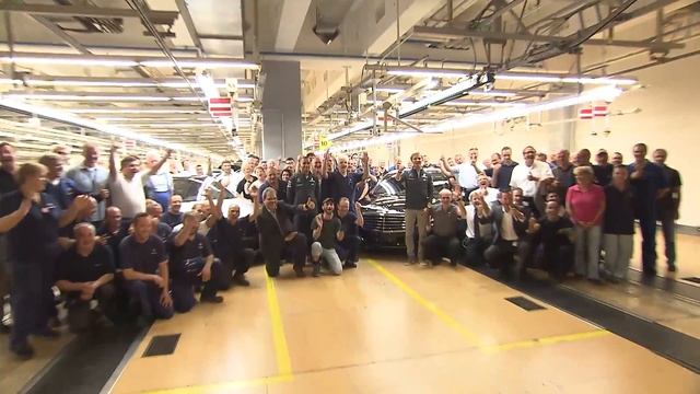 Nico, Lewis and Toto at the Mercedes-Benz plant in Sindelfingen смотреть онлайн