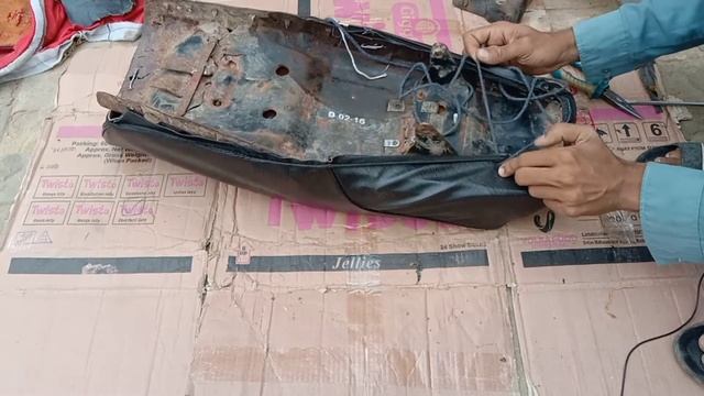 How To Repair motorcycle Seat | Honda CD-70 bike Seat ko New kese banaen | kamboh autos смотреть онлайн