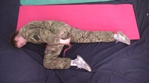 Тактическая медицина -  нога, самопомощь,  наложение жгута - положение лежа