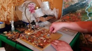 Перебор значков к 8 марта. И подарок подпищику.