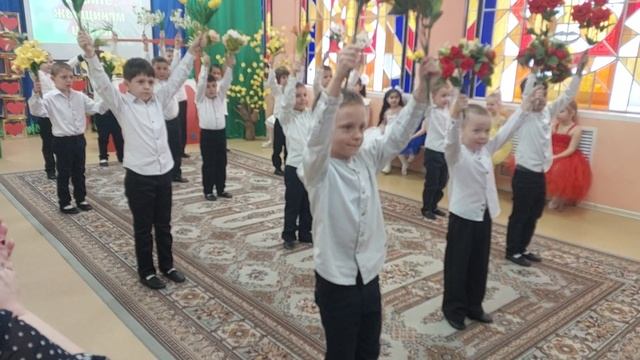 8 МАРТА. Танец "ДАРИТЕ ЖЕНЩИНАМ ЦВЕТЫ 💐 " смотреть онлайн