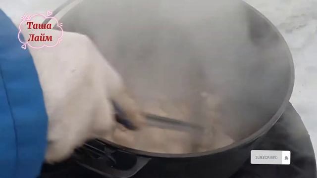 Готовим в казане картошку с мясом.