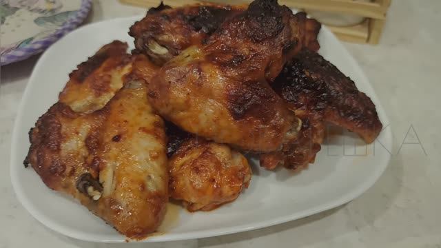Крылышки запеченные в духовке / Рецепт куриных крыльев с корочкой в соусе смотреть онлайн