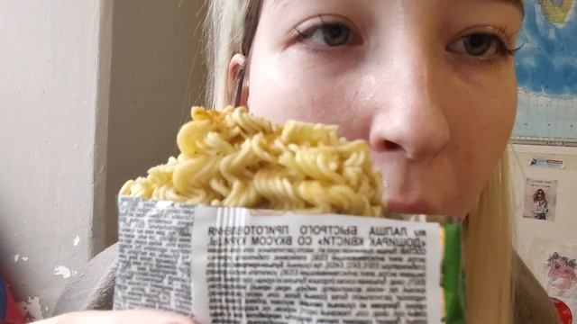 МУКБАНК ДОШИРАК 🍜 СУХОЙ ДОШИК 🤯 Кушаем и болтаем ✨ Сухая лапша как в детстве смотреть онлайн