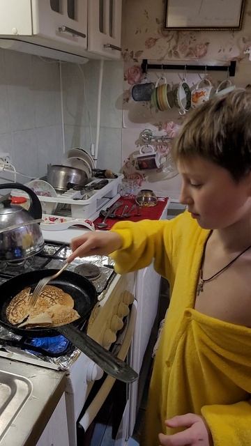 Кирилл жарит блины смотреть онлайн
