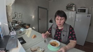 Все молчат... Обедаю одна