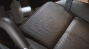 Как почистить сиденье из кожи с перфорацией