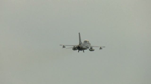 Watch as a Belgian F-16 Does Something Shocking in the Sky! смотреть онлайн