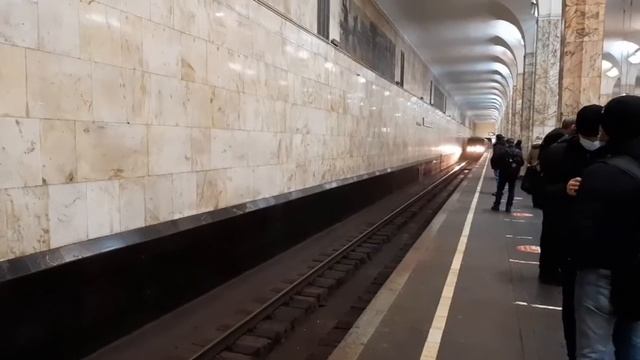 Прибытие поезда 81-717/714 Номерной на станции Автозаводская смотреть онлайн