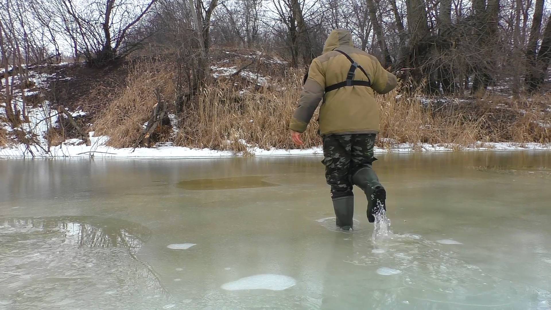 Первая рыбалка в марте на речке! смотреть онлайн