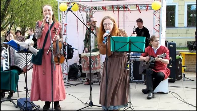 фолк-коллектив Деревня Бю -A Saia da Carolina- ("Юбка Каролины") Street music day | СПб 20.05 2017 смотреть онлайн