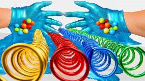 Видео для детей. Горки, лабиринты для разноцветных шариков. Скатываются шарики. Детям.