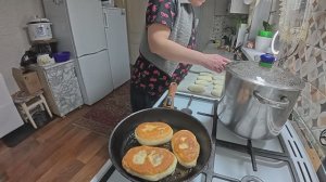Сварила супчик Жарю пирожки с капустой