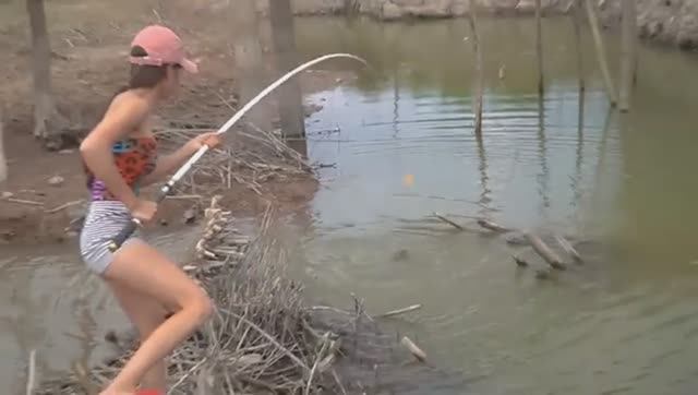 Девушка, ловящая рыбу на крючок смотреть онлайн