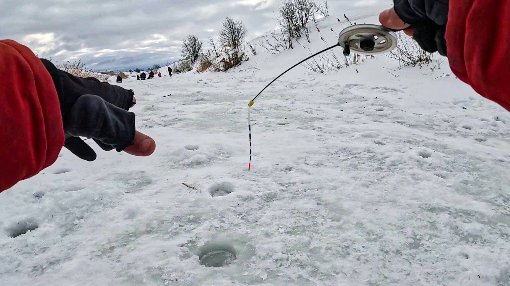 В СТОРОНКЕ от ТОЛПЫ НАШЛИ КУЧУ РЫБЫ. Плотва, голавль. Рыбалка на безмотылку зимой смотреть онлайн