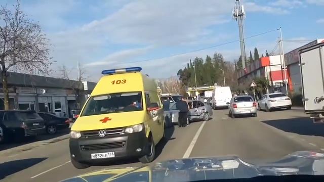 В Сочи УАЗ протаранил иномарку смотреть онлайн