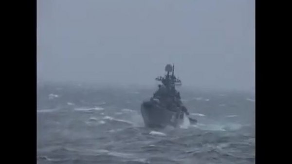 В походе эсминец "Адмирал Ушаков". Съемка с борта крейсера "Адмирал Кузнецов"