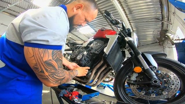 CB 1000 NA TROCAR DE ÓLEO смотреть онлайн