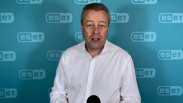 How a 'shoulder surfer' could hack into your Snapchat account – Week in security with Tony Anscombe смотреть онлайн