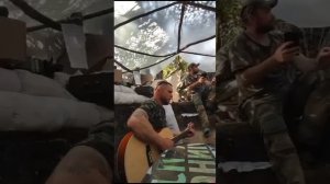 Боец исполняет песня про волонтеров