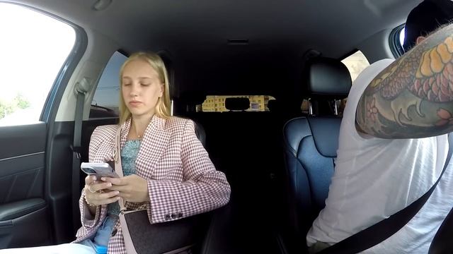 Красивая блондинка растрогала таксиста смотреть онлайн
