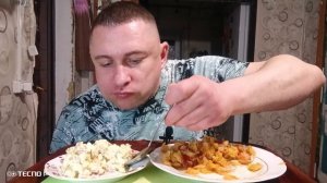 мукбанг/обжор/тушёная капуста с сардельками,салат оливье/