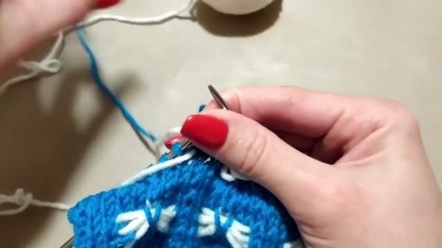 Двухцветный  узор спицами 