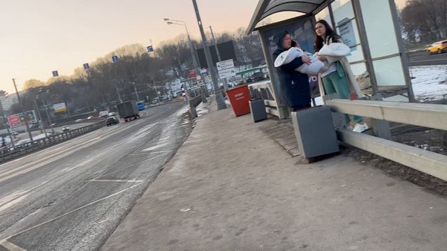 Странные женщины с грудными детьми Крылатский мост