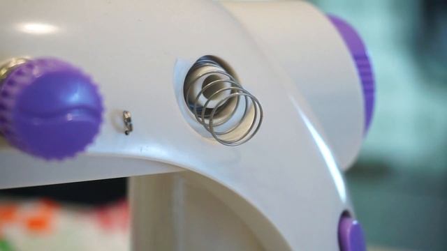 วิธีเซทจักรเย็บผ้ามินิ JYSM-202 (How to operate the mini sewing machine) смотреть онлайн