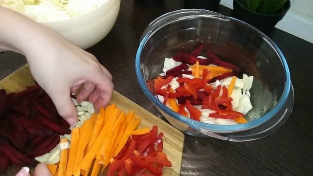 Хрустящая,ароматная,кисло-сладкая капуста с овощами.