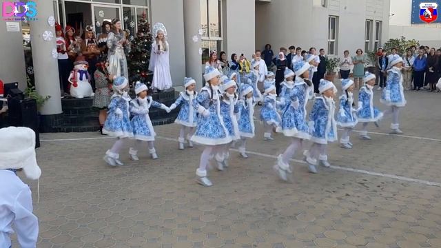 Новогодний флешмоб (DubaiRuSchool) 2024 -танец группы DDS смотреть онлайн