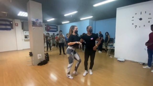 Sombrero con aguaje /Figura de salsa cubana Nivel Medio- Avanzado/ Michael & Neilys смотреть онлайн