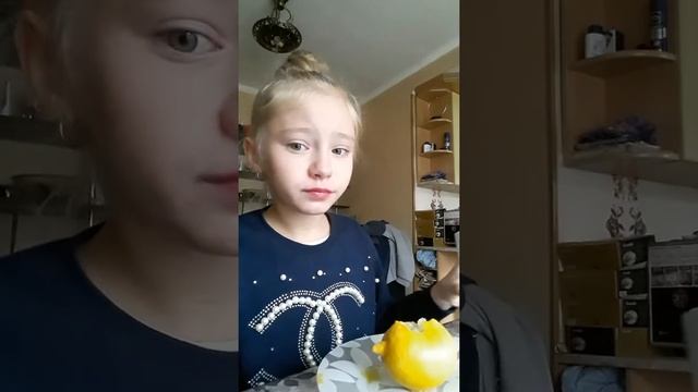 ЧЕЛЕНДЖ. Съешь лимон. Облела сок лимона на себя. смотреть онлайн