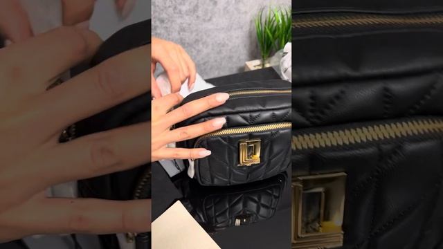 Распаковка сумки KARL LAGERFELD PARIS Lafayette Camera Crossbody (black/gold) смотреть онлайн